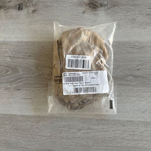 Old Navy V-Neck Satin Camo Top Mocha‎ Toffee M NWT IN PACKAGE - Picture 3 of 5